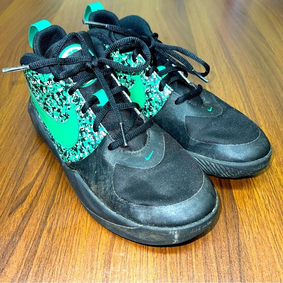Nike Team Hustle D 9 DIGI (GS) Sz 4Y Kids Black/Green Sneaker DC1992 001 - Picture 1 of 11